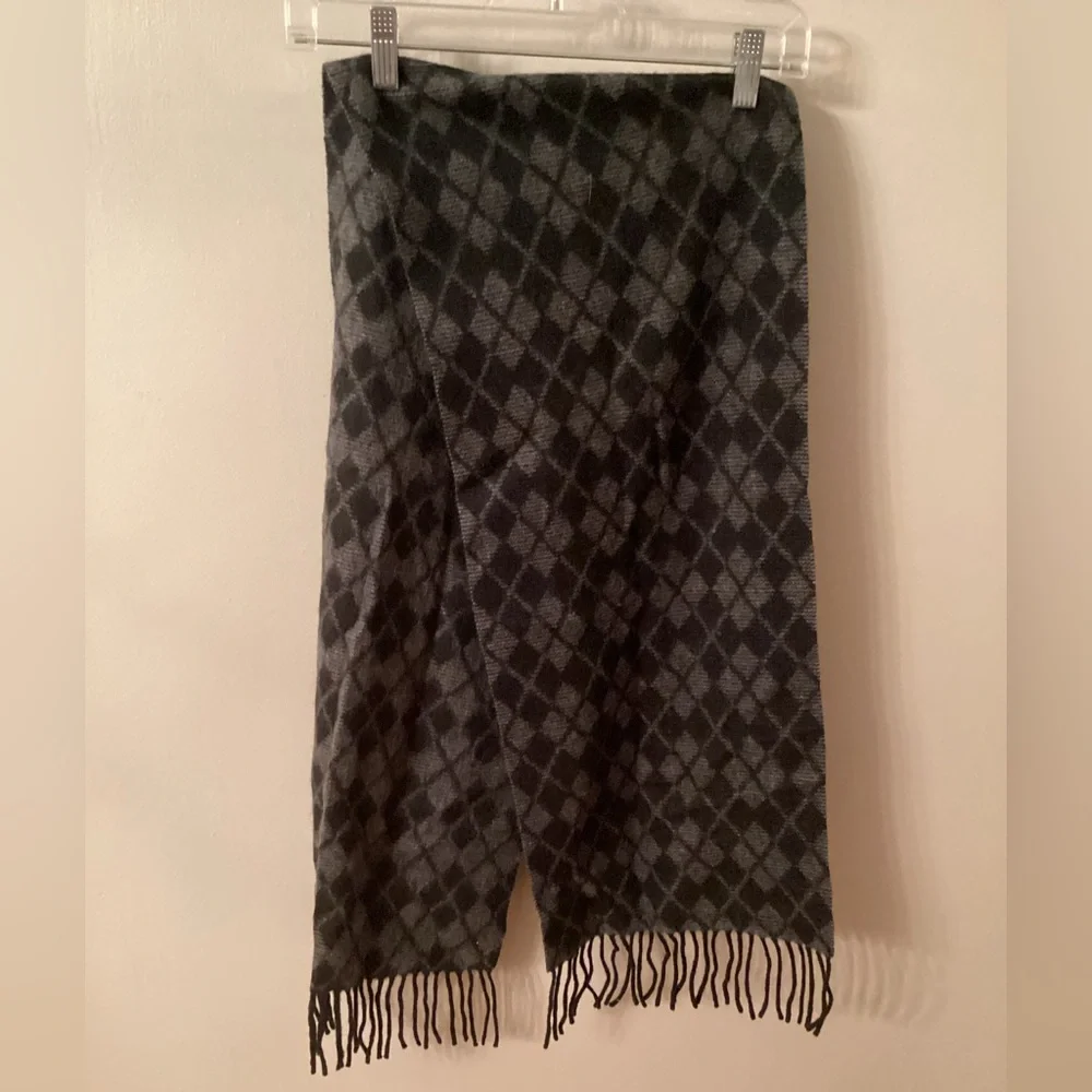 CLUB ROOM BLACK AND GREY ARGYLE FRINGED 100% CASHMERE SCARF